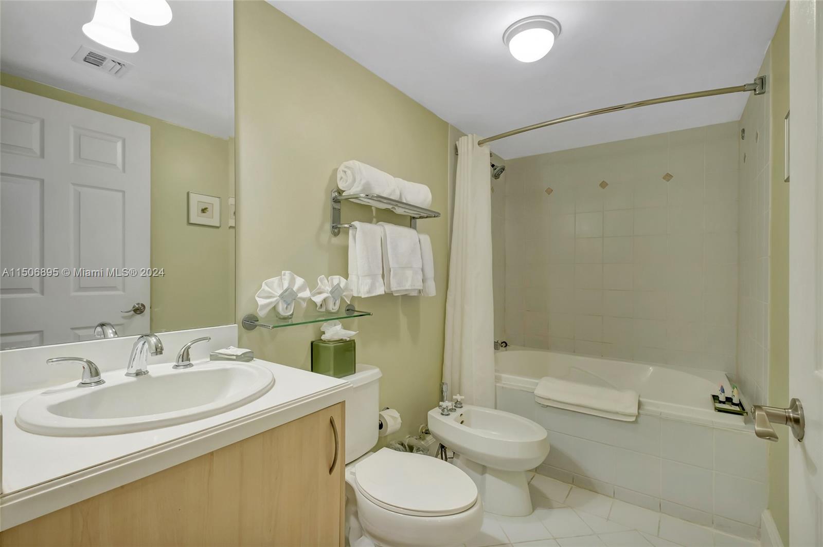 2951 S Bayshore Dr 815, Miami, Florida 33133, 1 Bedroom Bedrooms, ,1 BathroomBathrooms,Residential,For Sale,2951 S Bayshore Dr 815,A11506895