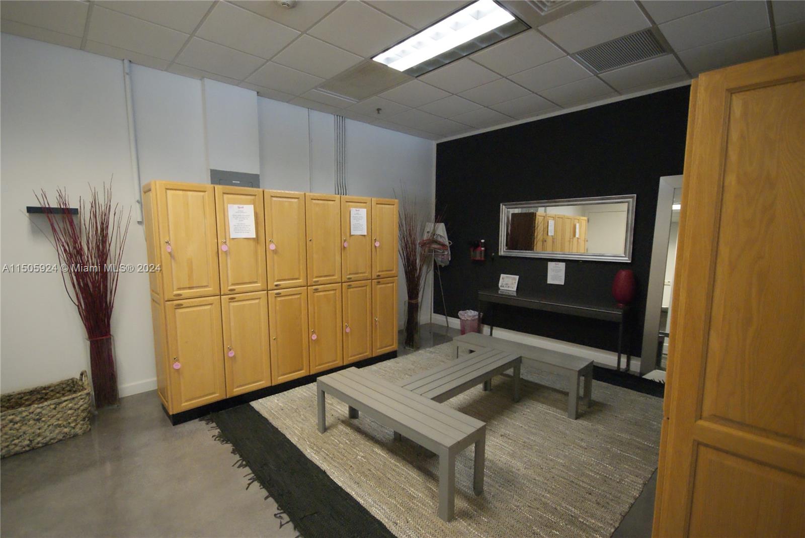 Locker room in E