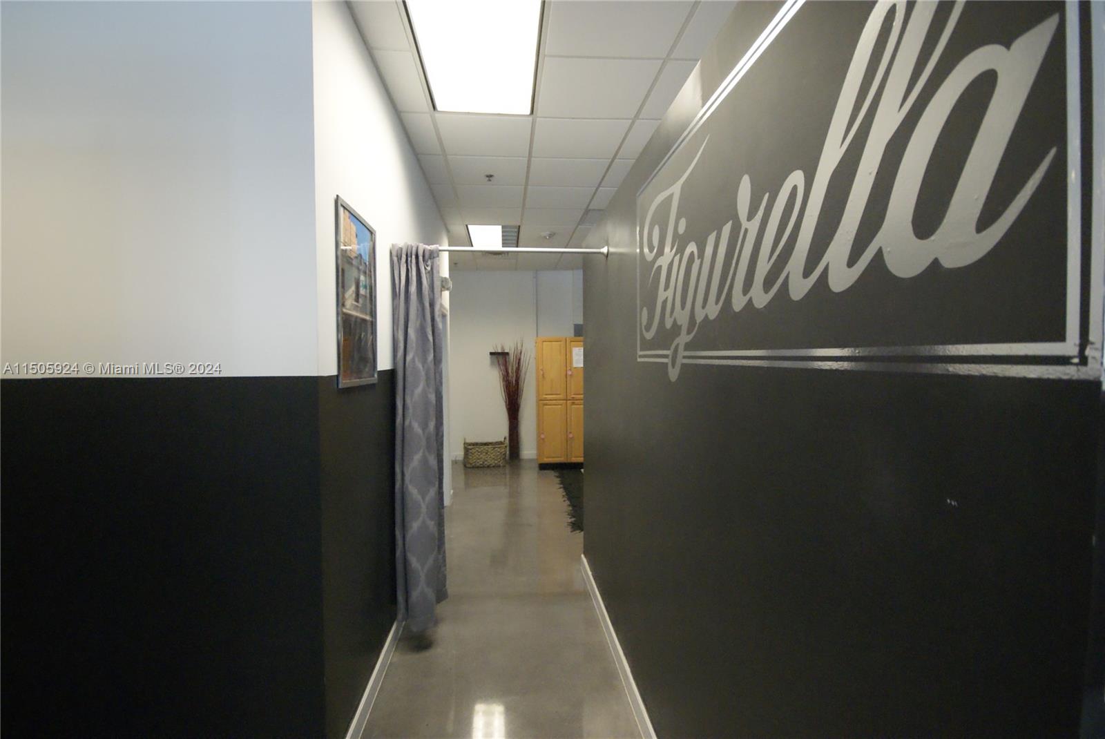 Hallway from D to E