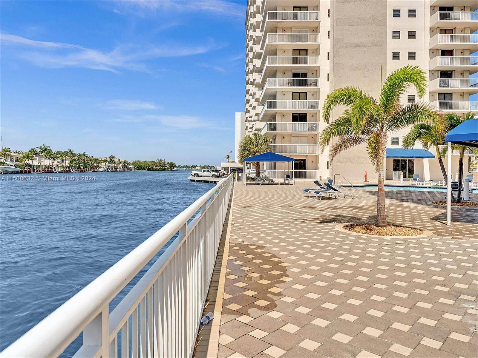 POOL IS SITUATED RIGHT ONTHE INTRACOASTAL WATERWAY