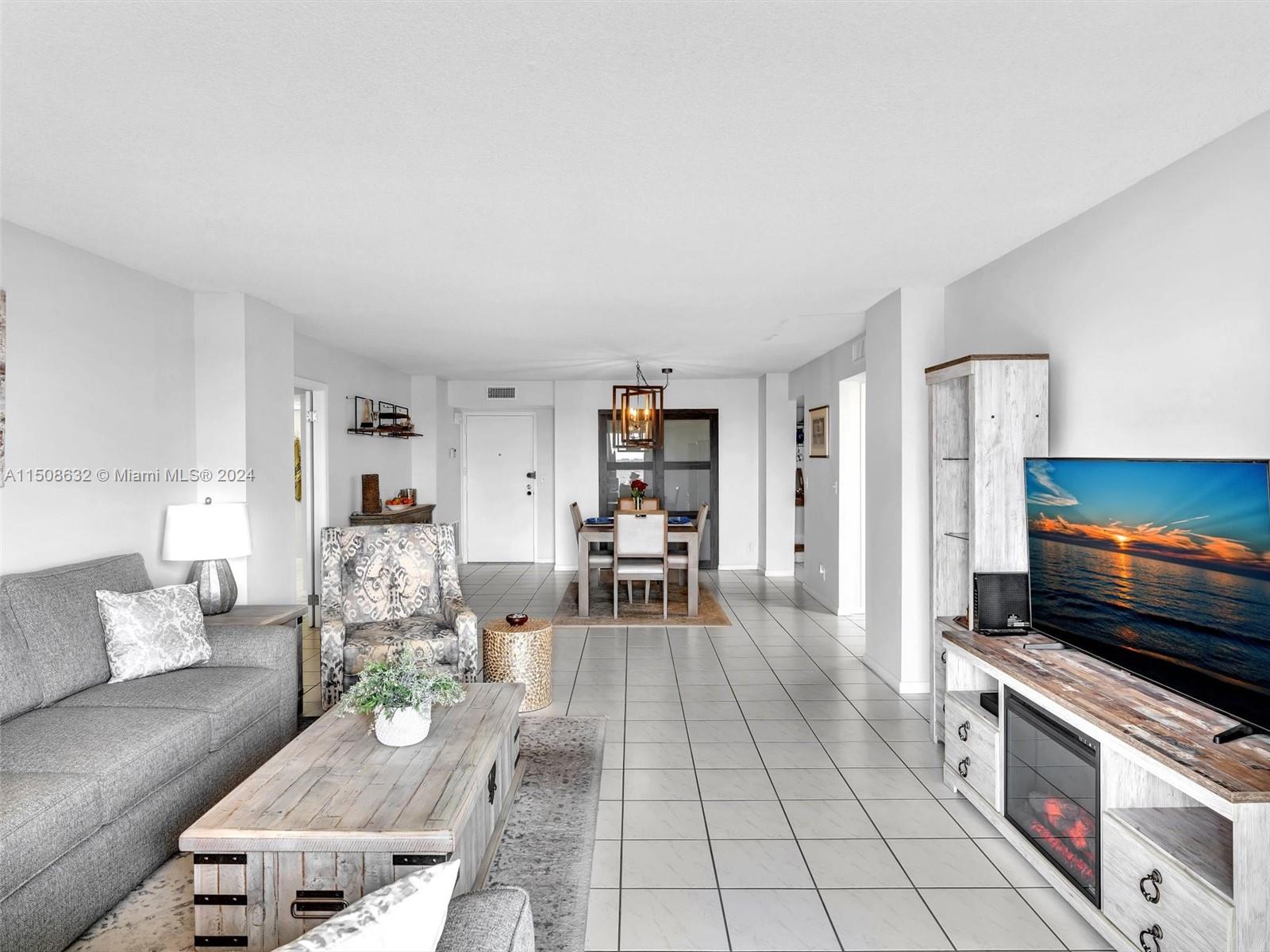VERY LARGE LIVING ROOM TO RELAX IN OR TO ENTERTAIN FAMILY AND FRIENDS