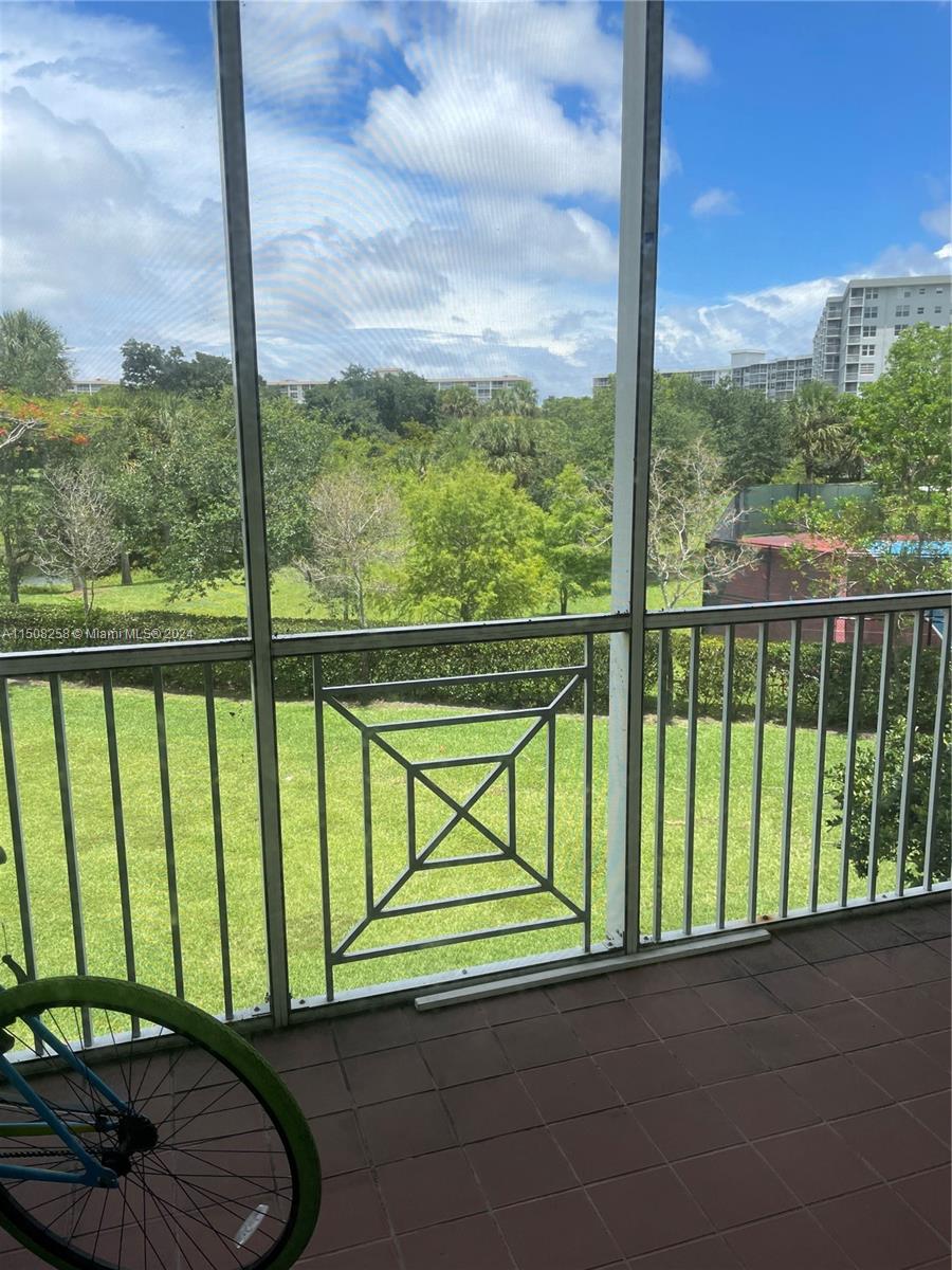 3500 Oaks Clubhouse Dr 211, Pompano Beach, Florida 33069, 3 Bedrooms Bedrooms, ,2 BathroomsBathrooms,Residentiallease,For Rent,3500 Oaks Clubhouse Dr 211,A11508258