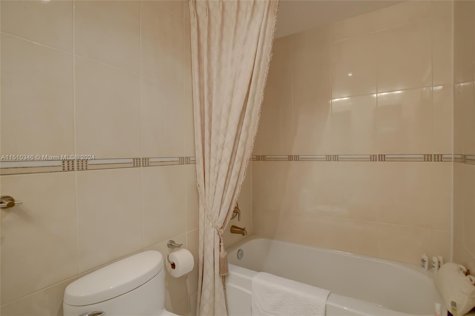 3850 Washington St 812, Hollywood, Florida 33021, 2 Bedrooms Bedrooms, ,2 BathroomsBathrooms,Residential,For Sale,3850 Washington St 812,A11510346