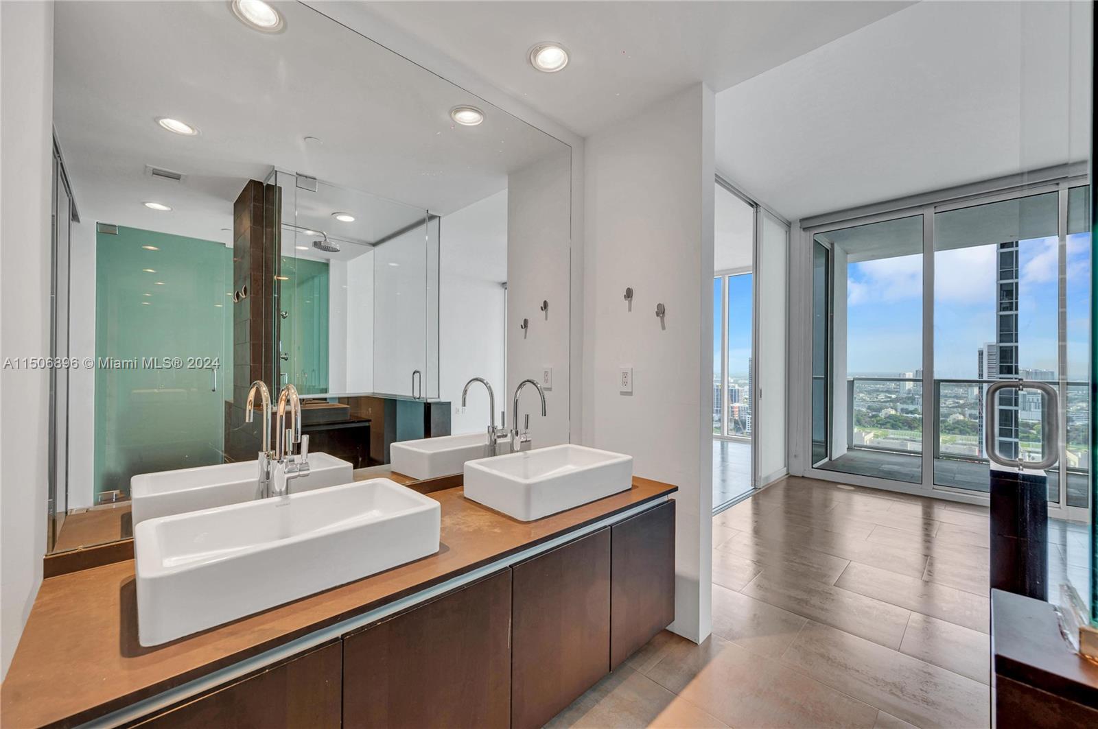 1040 Biscayne Blvd 3205, Miami, Florida 33132, 1 Bedroom Bedrooms, ,1 BathroomBathrooms,Residential,For Sale,1040 Biscayne Blvd 3205,A11506896