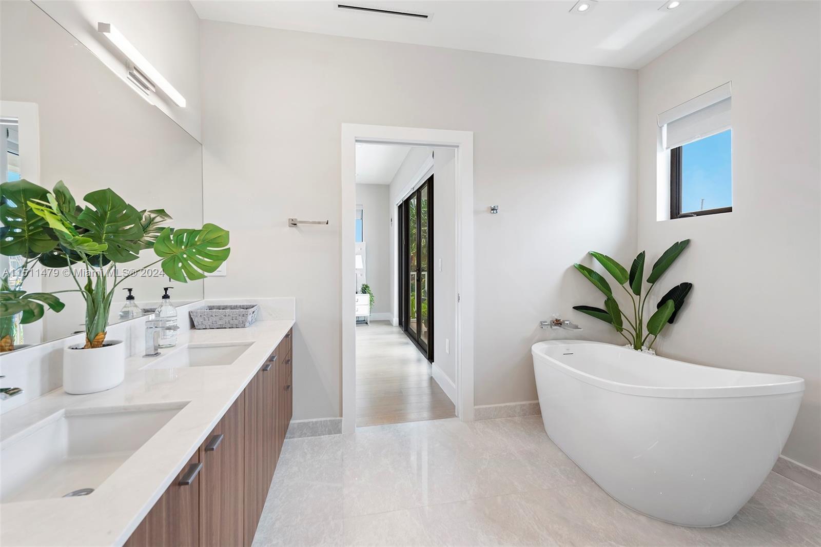 850 Washington St, Hollywood, Florida 33019, 5 Bedrooms Bedrooms, ,5 BathroomsBathrooms,Residentiallease,For Rent,850 Washington St,A11511479