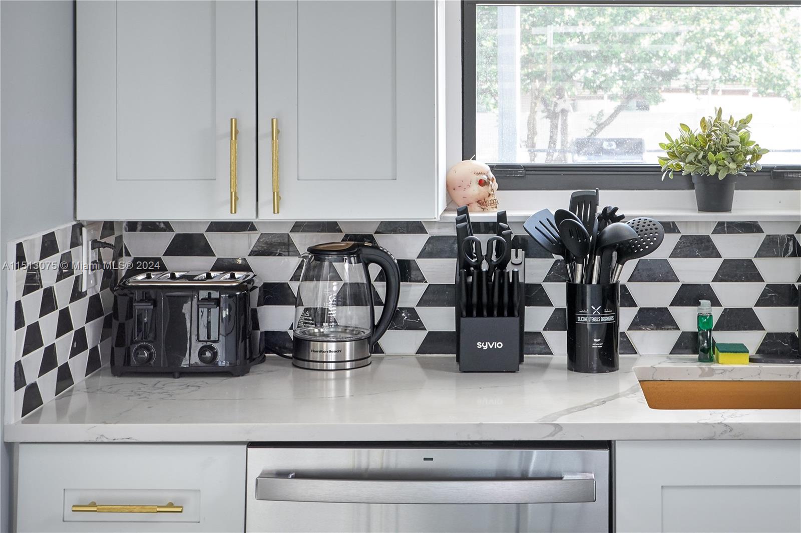 633 SW 4th St, Hallandale Beach, Florida 33009, 3 Bedrooms Bedrooms, ,2 BathroomsBathrooms,Residential,For Sale,633 SW 4th St,A11513075