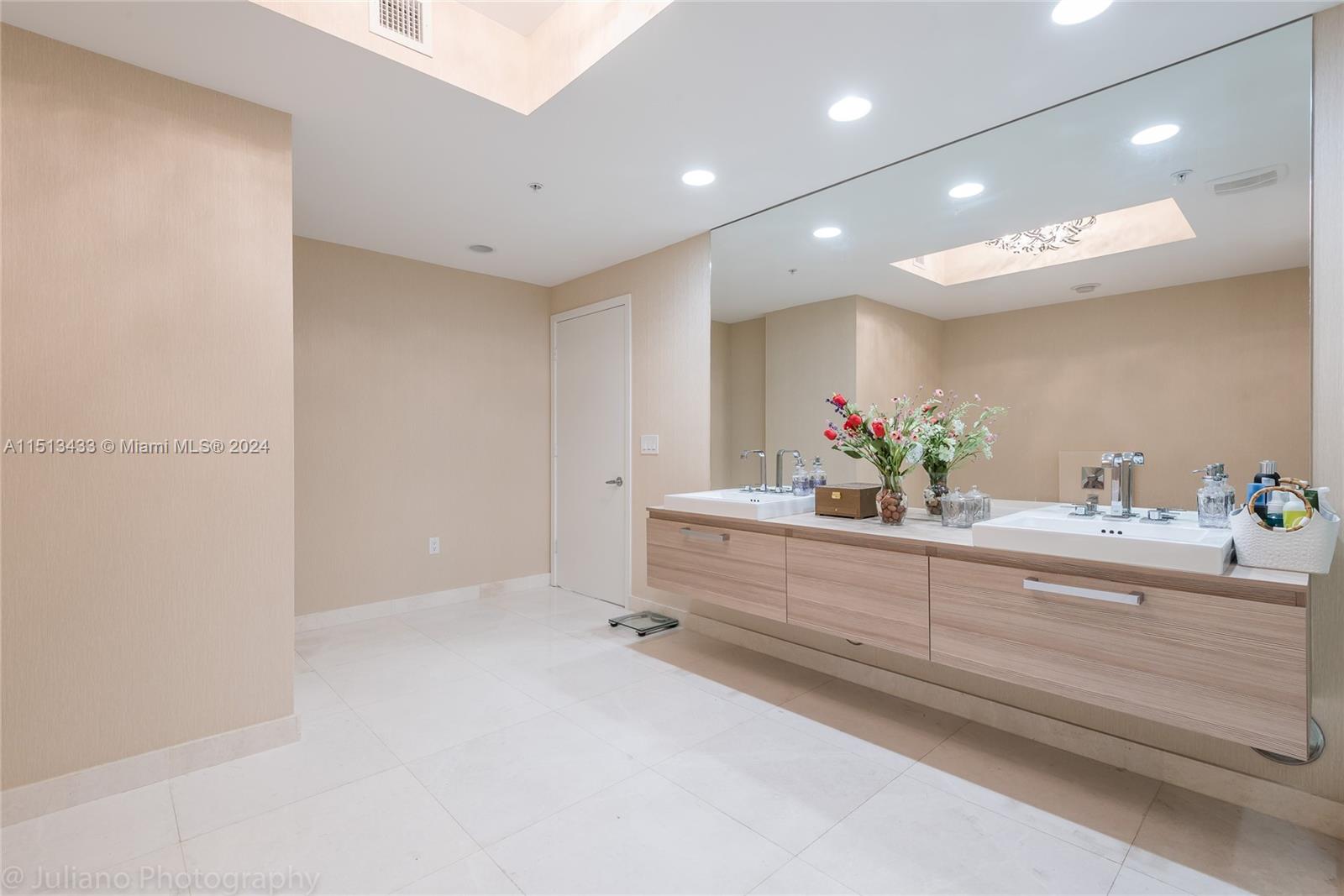 17301 Biscayne Blvd 210, North Miami Beach, Florida 33160, 3 Bedrooms Bedrooms, ,3 BathroomsBathrooms,Residential,For Sale,17301 Biscayne Blvd 210,A11513433