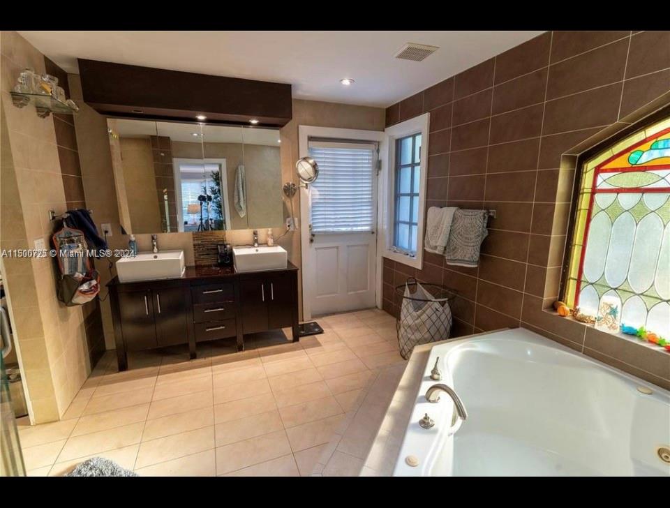 4206 Alhambra Cir, Coral Gables, Florida 33146, 4 Bedrooms Bedrooms, ,4 BathroomsBathrooms,Residential,For Sale,4206 Alhambra Cir,A11500725