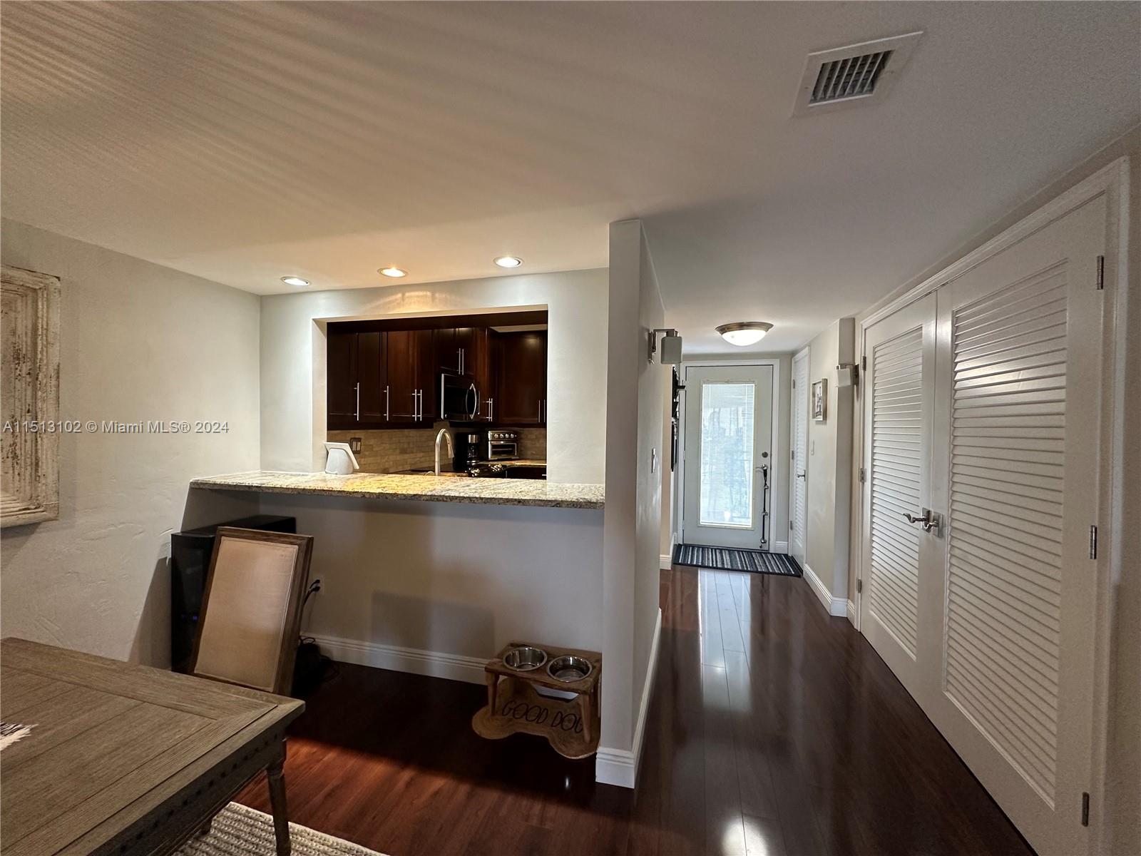 6901 Edgewater Dr 317, Coral Gables, Florida 33133, 2 Bedrooms Bedrooms, ,2 BathroomsBathrooms,Residentiallease,For Rent,6901 Edgewater Dr 317,A11513102