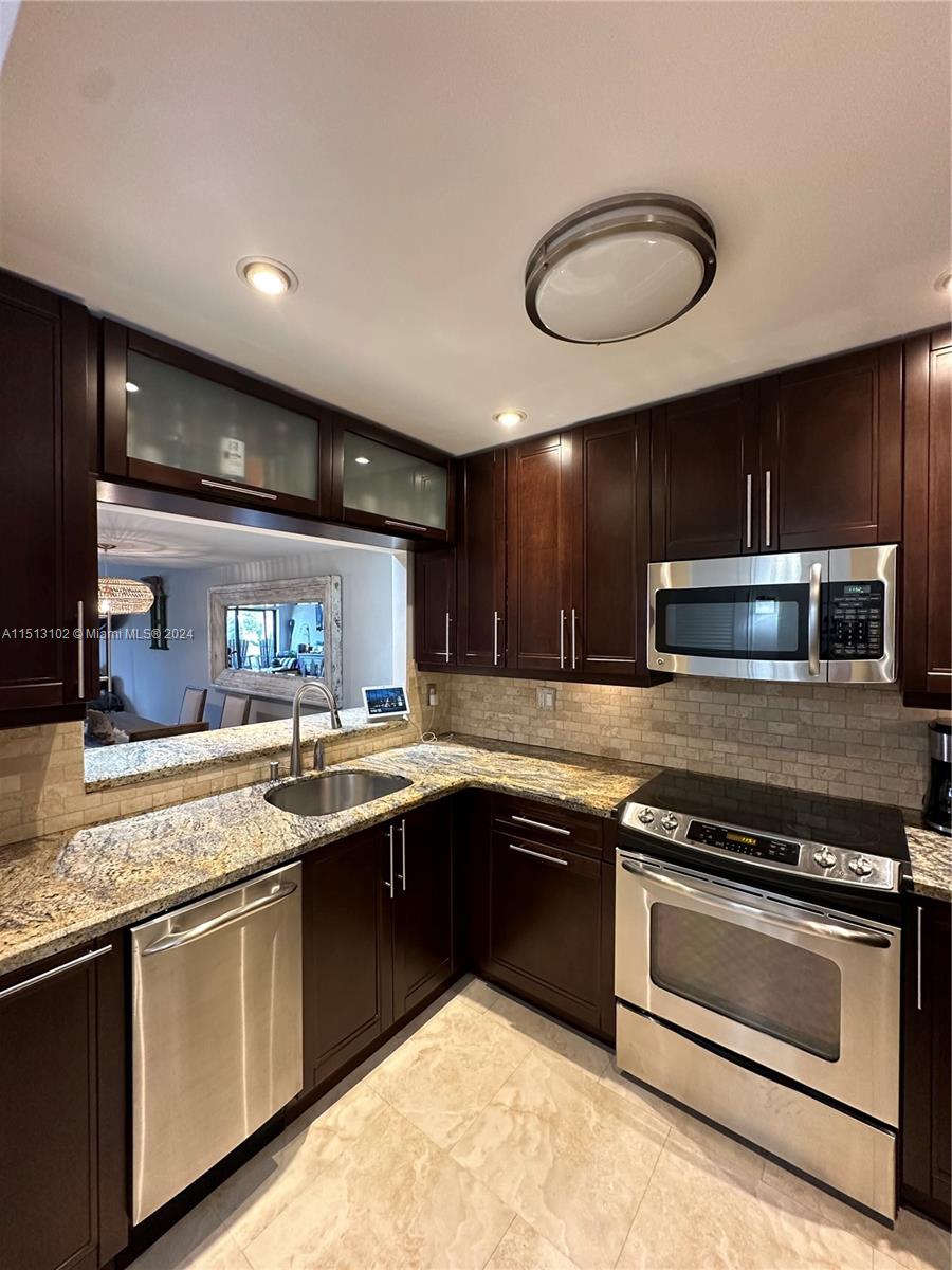 6901 Edgewater Dr 317, Coral Gables, Florida 33133, 2 Bedrooms Bedrooms, ,2 BathroomsBathrooms,Residentiallease,For Rent,6901 Edgewater Dr 317,A11513102