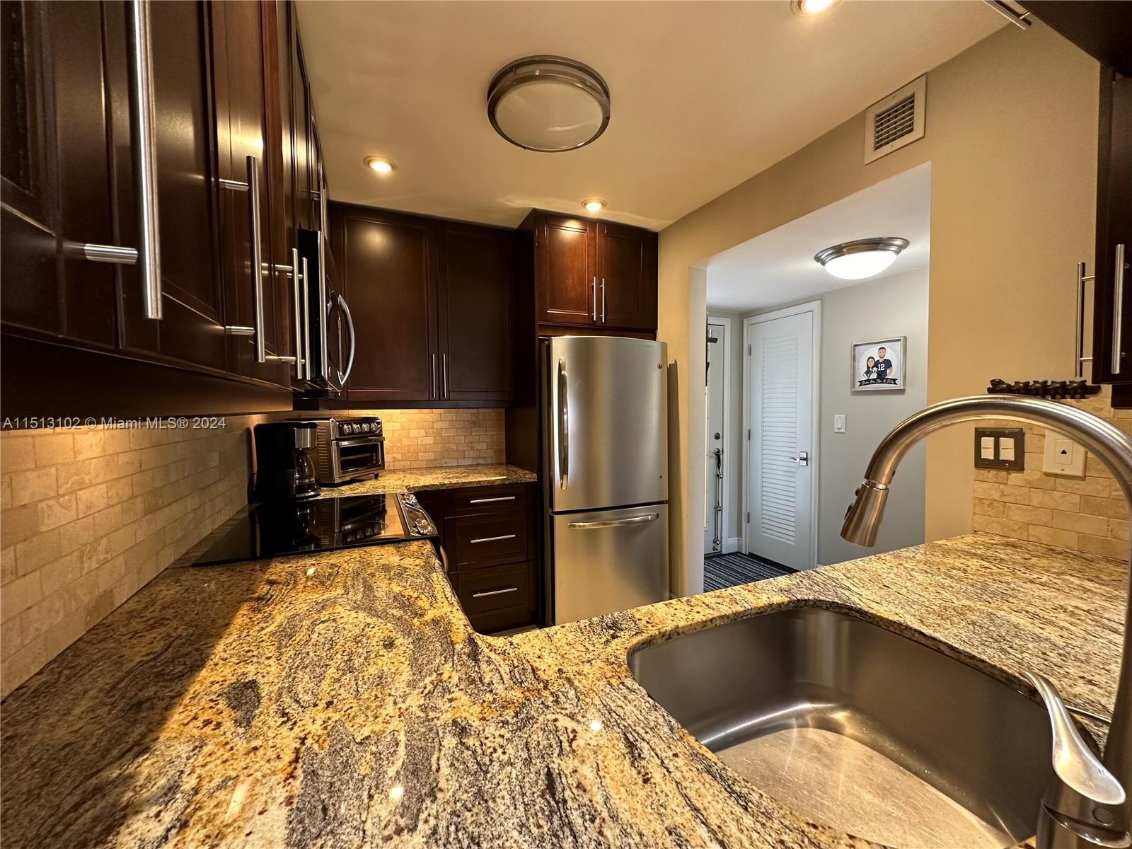 6901 Edgewater Dr 317, Coral Gables, Florida 33133, 2 Bedrooms Bedrooms, ,2 BathroomsBathrooms,Residentiallease,For Rent,6901 Edgewater Dr 317,A11513102