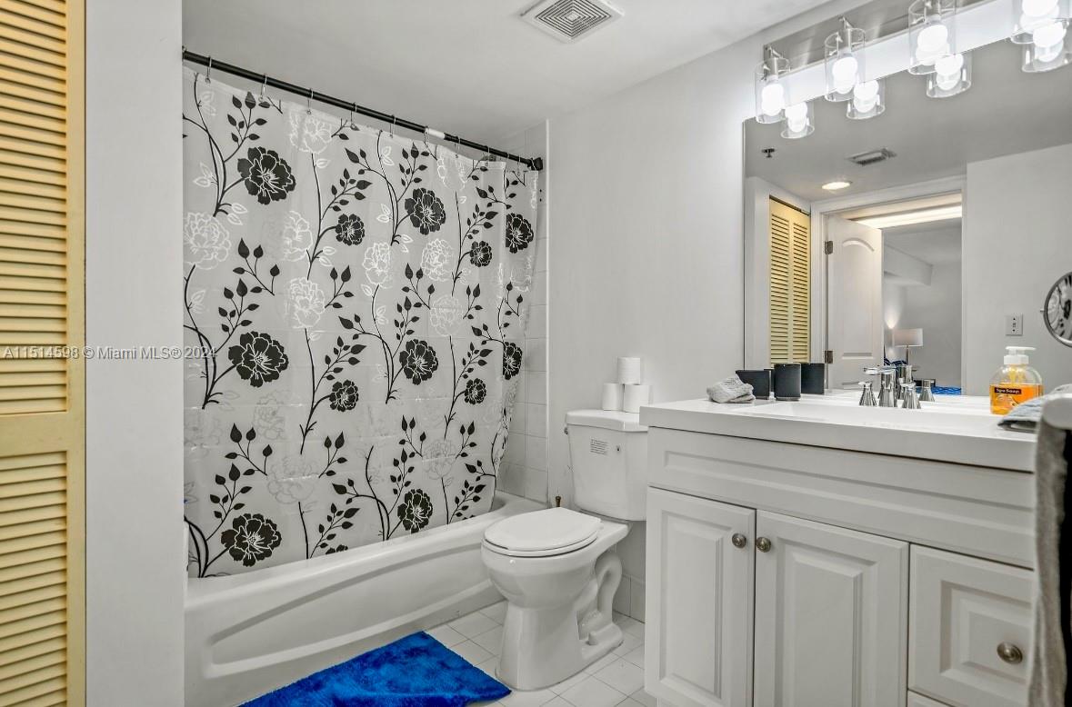 1200 Brickell Bay Dr 1819, Miami, Florida 33131, 1 Bedroom Bedrooms, ,1 BathroomBathrooms,Residential,For Sale,1200 Brickell Bay Dr 1819,A11514598