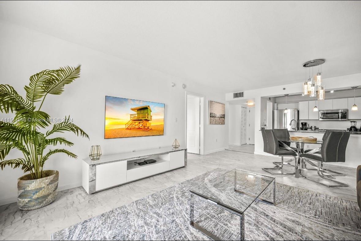 1200 Brickell Bay Dr 1819, Miami, Florida 33131, 1 Bedroom Bedrooms, ,1 BathroomBathrooms,Residential,For Sale,1200 Brickell Bay Dr 1819,A11514598