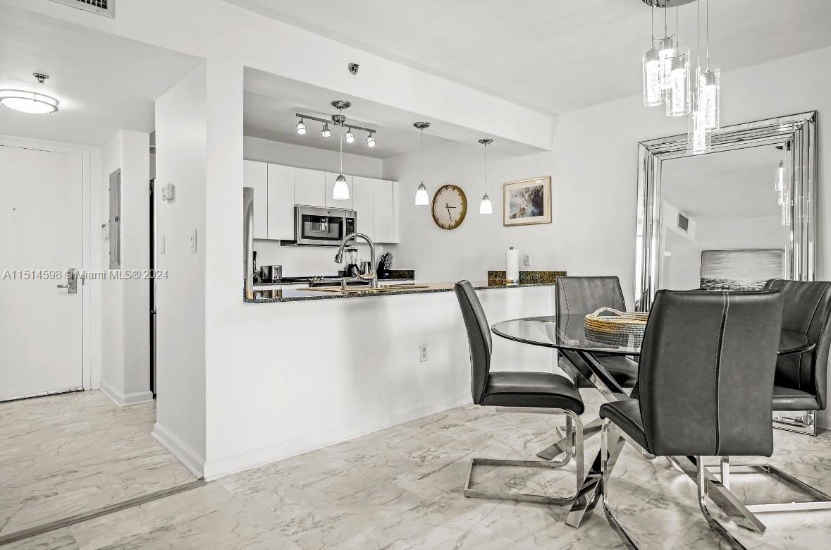 1200 Brickell Bay Dr 1819, Miami, Florida 33131, 1 Bedroom Bedrooms, ,1 BathroomBathrooms,Residential,For Sale,1200 Brickell Bay Dr 1819,A11514598