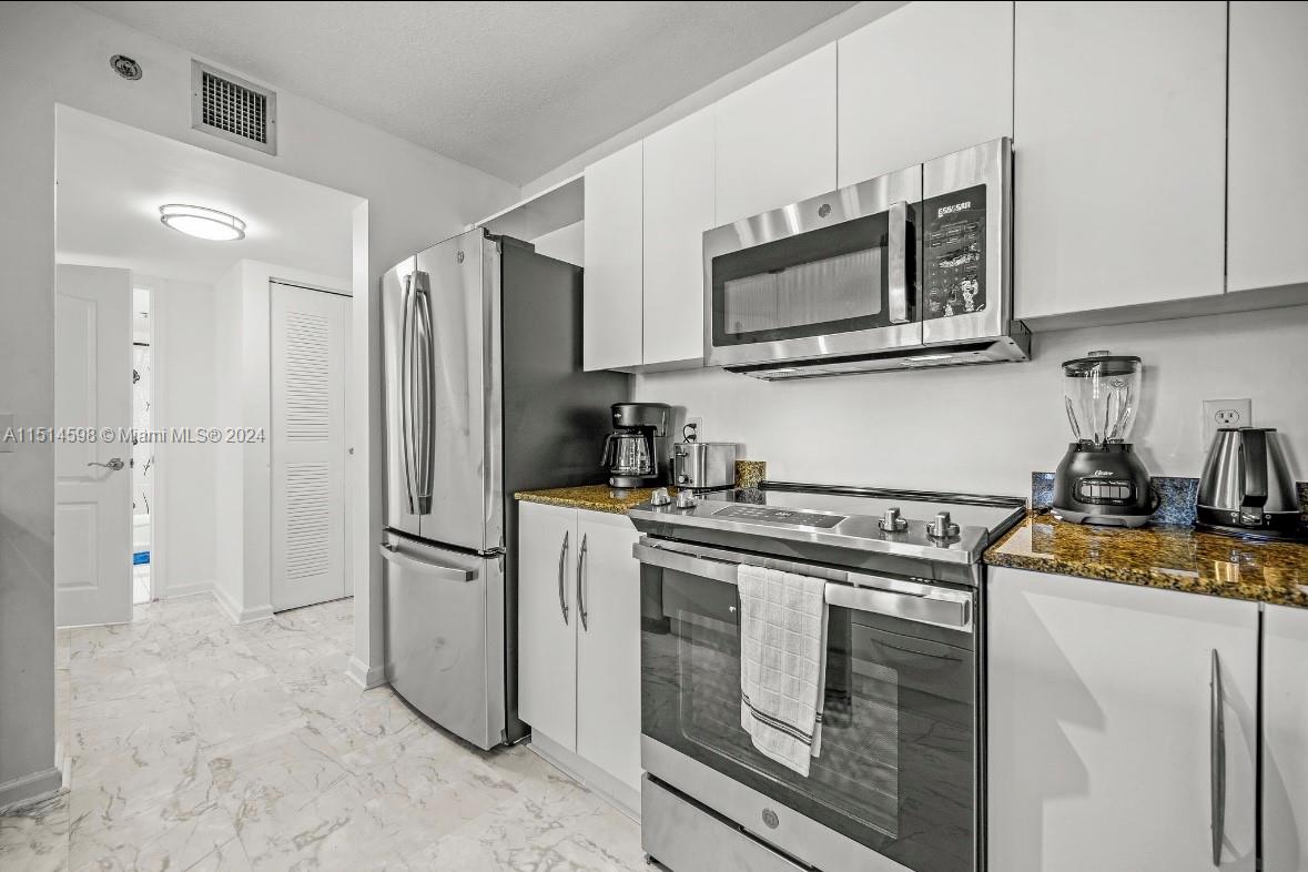 1200 Brickell Bay Dr 1819, Miami, Florida 33131, 1 Bedroom Bedrooms, ,1 BathroomBathrooms,Residential,For Sale,1200 Brickell Bay Dr 1819,A11514598