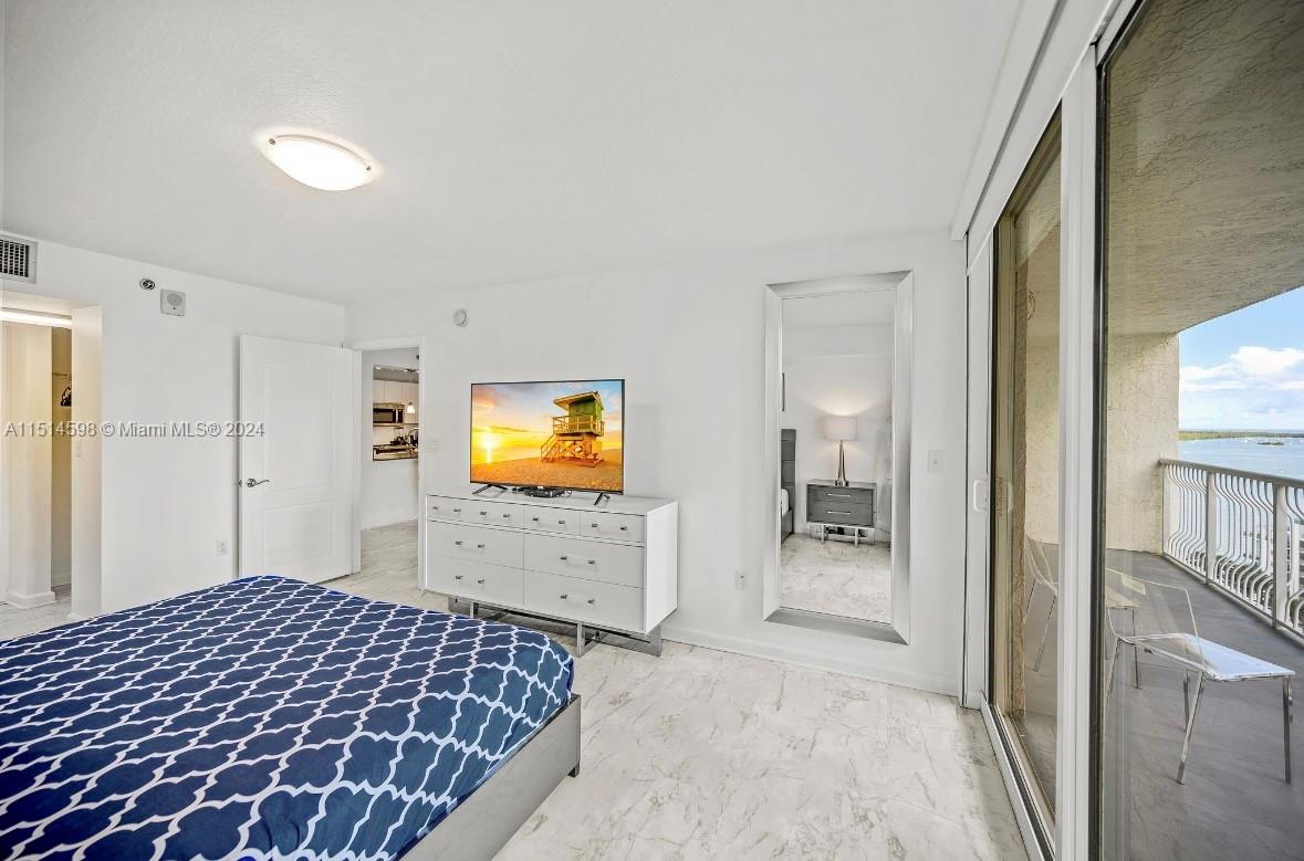 1200 Brickell Bay Dr 1819, Miami, Florida 33131, 1 Bedroom Bedrooms, ,1 BathroomBathrooms,Residential,For Sale,1200 Brickell Bay Dr 1819,A11514598