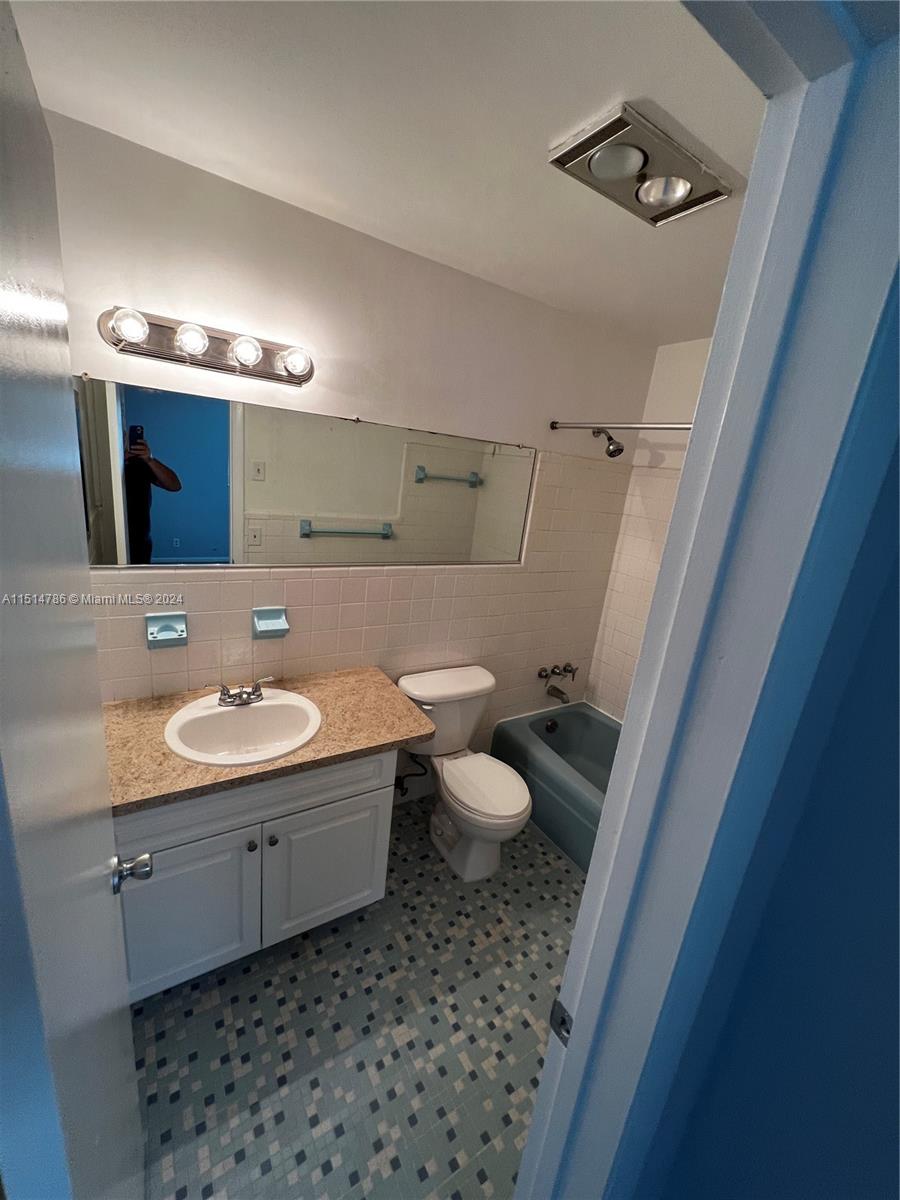 2701 NE 1st St 203, Pompano Beach, Florida 33062, 2 Bedrooms Bedrooms, ,1 BathroomBathrooms,Residential,For Sale,2701 NE 1st St 203,A11514786