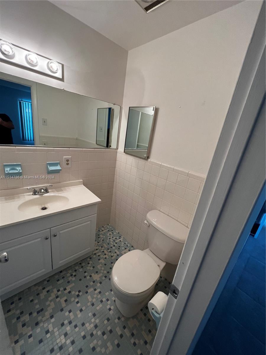 2701 NE 1st St 203, Pompano Beach, Florida 33062, 2 Bedrooms Bedrooms, ,1 BathroomBathrooms,Residential,For Sale,2701 NE 1st St 203,A11514786