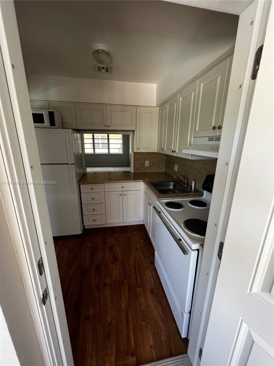 2701 NE 1st St 203, Pompano Beach, Florida 33062, 2 Bedrooms Bedrooms, ,1 BathroomBathrooms,Residential,For Sale,2701 NE 1st St 203,A11514786
