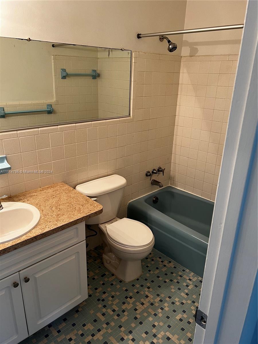 2701 NE 1st St 203, Pompano Beach, Florida 33062, 2 Bedrooms Bedrooms, ,1 BathroomBathrooms,Residential,For Sale,2701 NE 1st St 203,A11514786