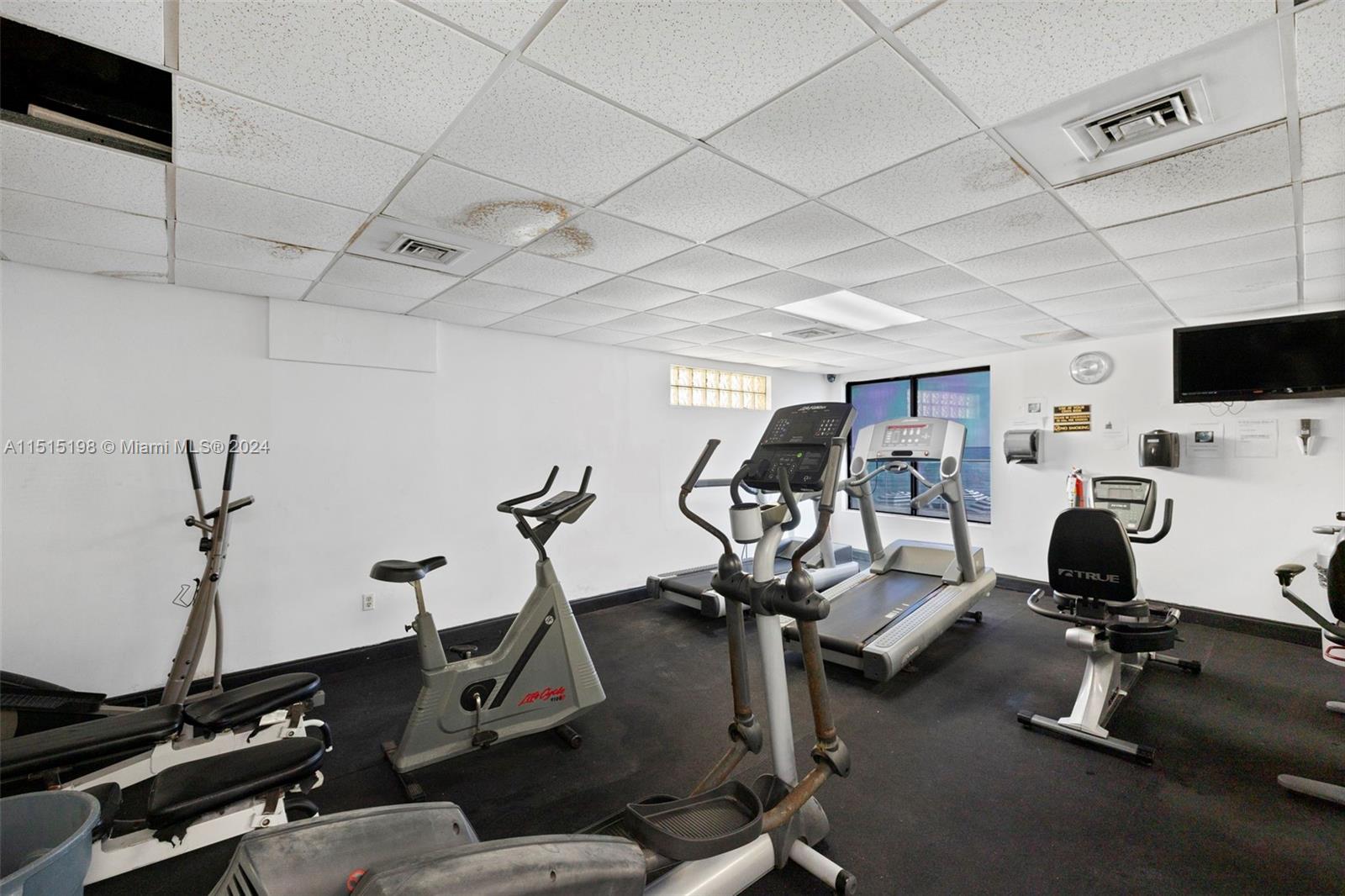 Hollywood, Florida 33019, 1 Bedroom Bedrooms, ,1 BathroomBathrooms,Residentiallease,For Rent,A11515198