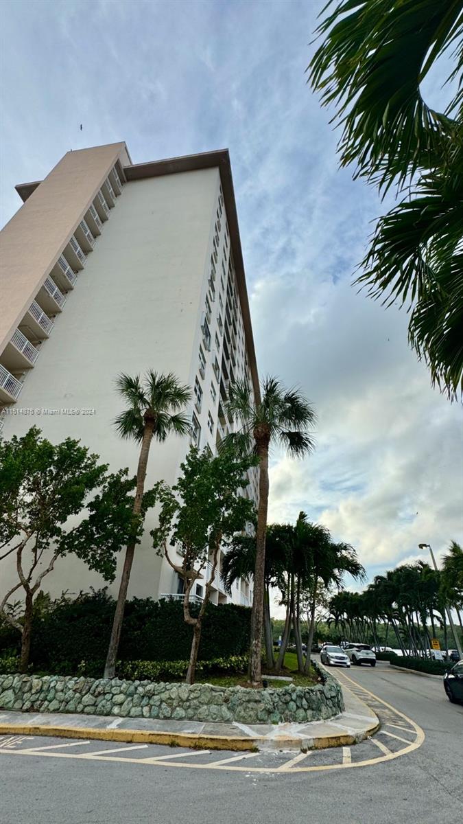 400 Kings Point Dr 1222, Sunny Isles Beach, Florida 33160, 1 Bedroom Bedrooms, ,1 BathroomBathrooms,Residential,For Sale,400 Kings Point Dr 1222,A11514875