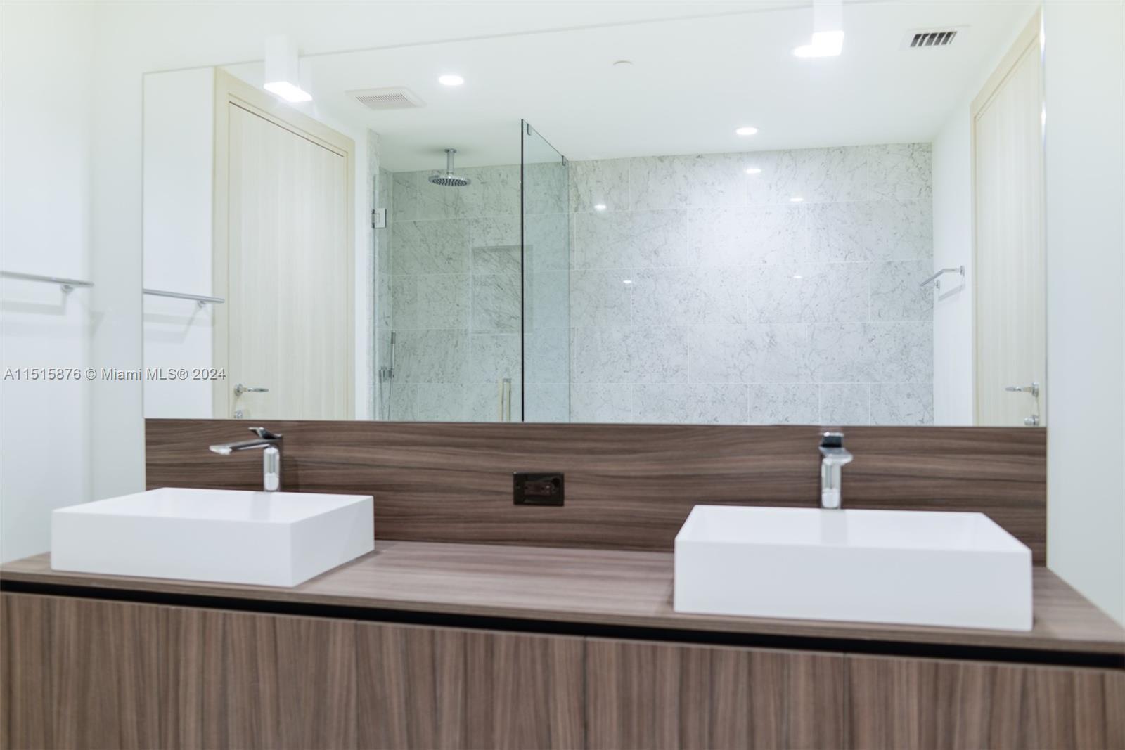 1000 Brickell Plz 3703, Miami, Florida 33131, 1 Bedroom Bedrooms, ,1 BathroomBathrooms,Residential,For Sale,1000 Brickell Plz 3703,A11515876