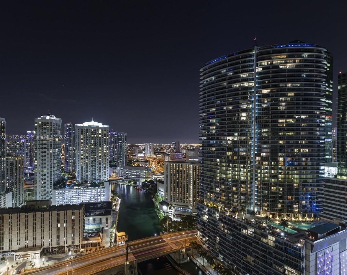 ICON, home of world renowned Cipriani restaurant, is the most recognized and inimitable tower in the financial district of Brickell Avenue. Located at the mouth of the Miami river. The ICON is the perfect urban condo lifestyle for singles, couples, executives, attorneys and foreign investors seeking a pied-a-terre in the heart of Miami. Modern, sleek and finished to perfection with romantic sweeping city skyline views will take your breath away. Split BR flr pln, open lvg area, bright white and spacious.