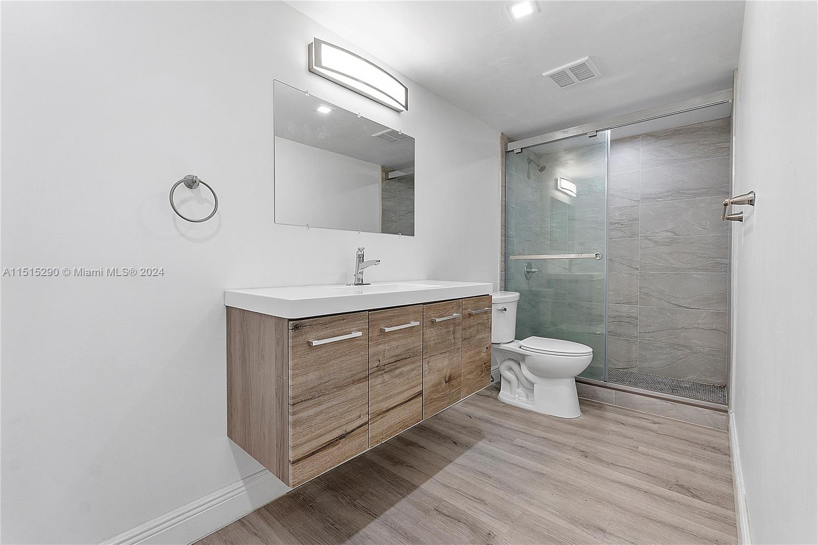 90 Edgewater Dr 123, Coral Gables, Florida 33133, 1 Bedroom Bedrooms, ,1 BathroomBathrooms,Residentiallease,For Rent,90 Edgewater Dr 123,A11515290