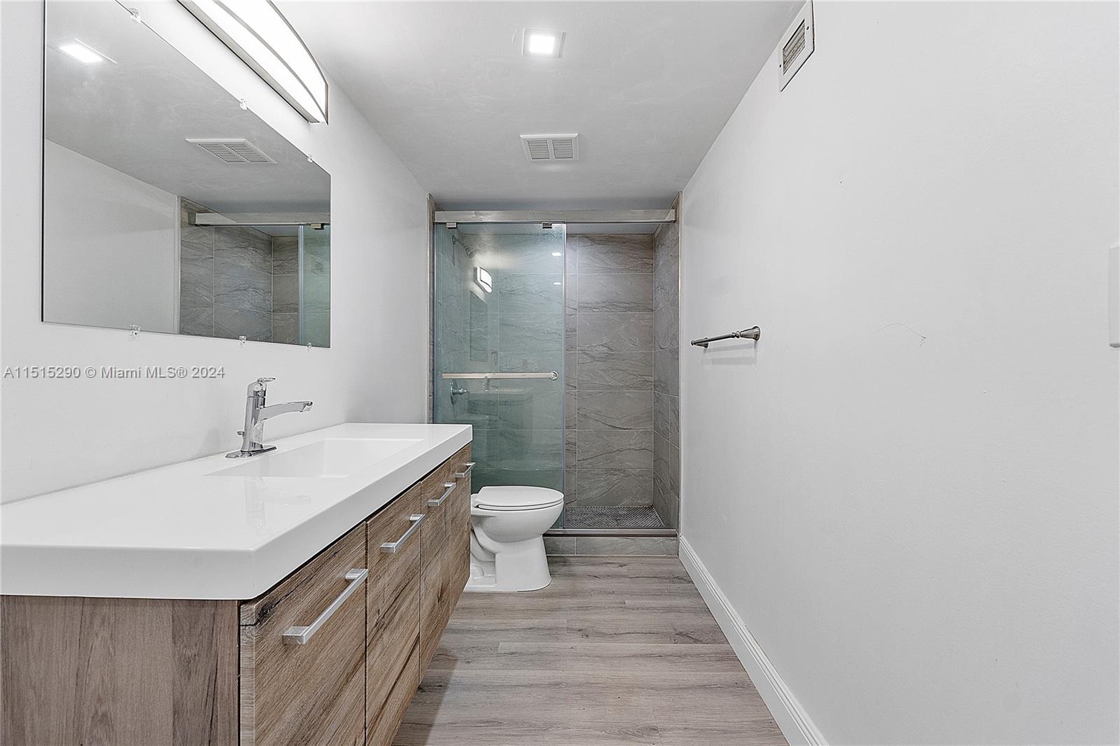 90 Edgewater Dr 123, Coral Gables, Florida 33133, 1 Bedroom Bedrooms, ,1 BathroomBathrooms,Residentiallease,For Rent,90 Edgewater Dr 123,A11515290