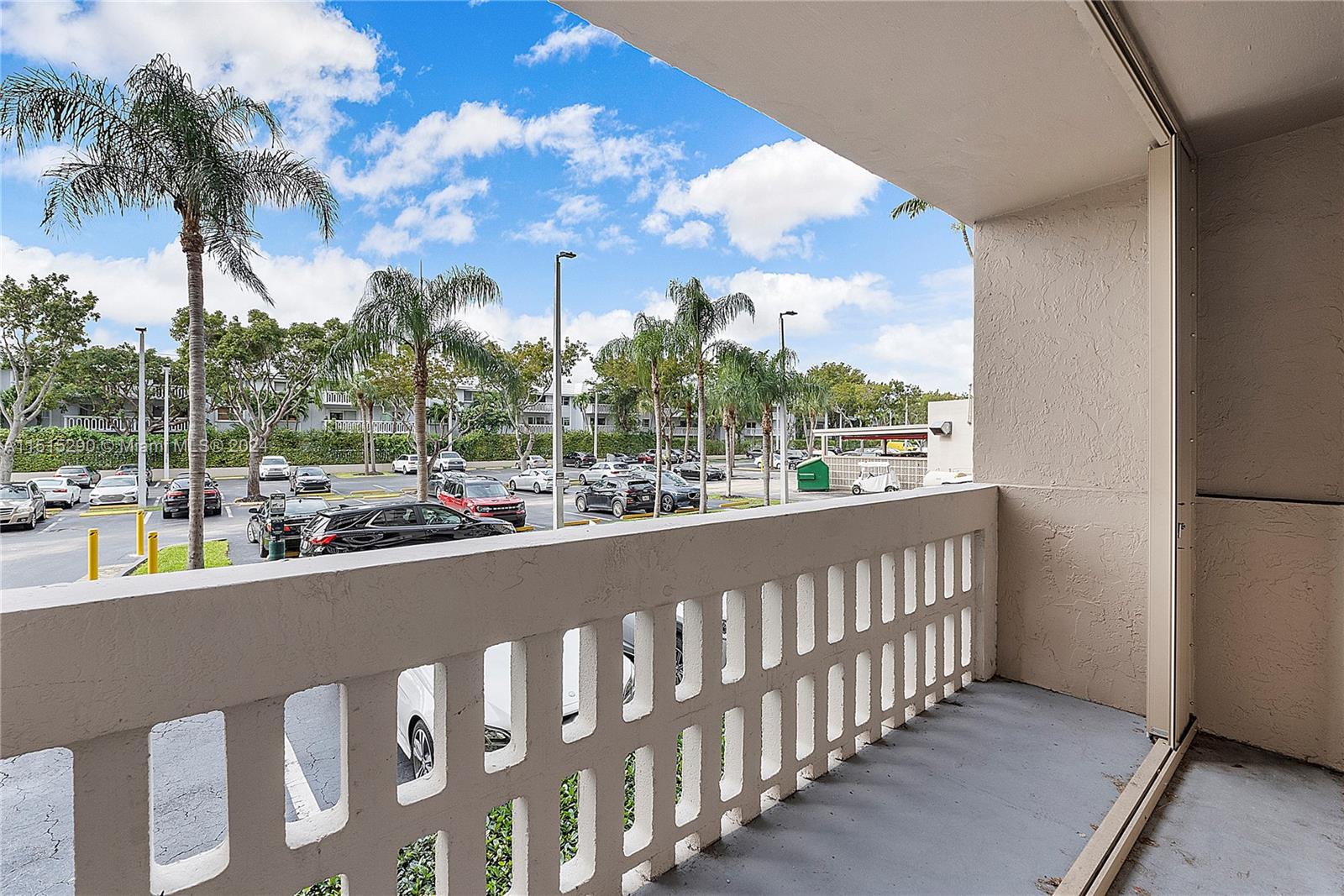 90 Edgewater Dr 123, Coral Gables, Florida 33133, 1 Bedroom Bedrooms, ,1 BathroomBathrooms,Residentiallease,For Rent,90 Edgewater Dr 123,A11515290
