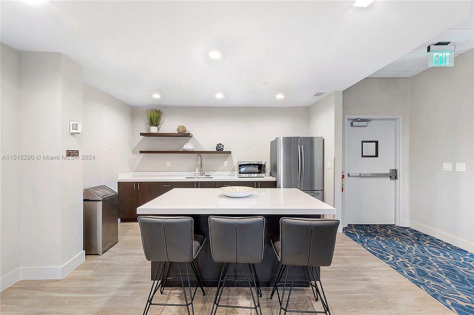 90 Edgewater Dr 123, Coral Gables, Florida 33133, 1 Bedroom Bedrooms, ,1 BathroomBathrooms,Residentiallease,For Rent,90 Edgewater Dr 123,A11515290