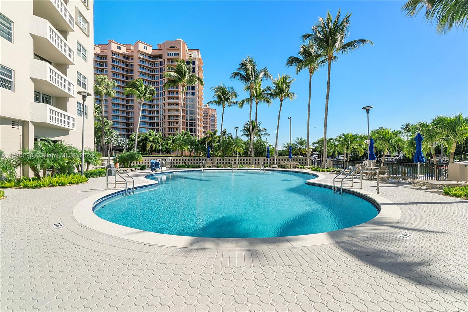 90 Edgewater Dr 123, Coral Gables, Florida 33133, 1 Bedroom Bedrooms, ,1 BathroomBathrooms,Residentiallease,For Rent,90 Edgewater Dr 123,A11515290