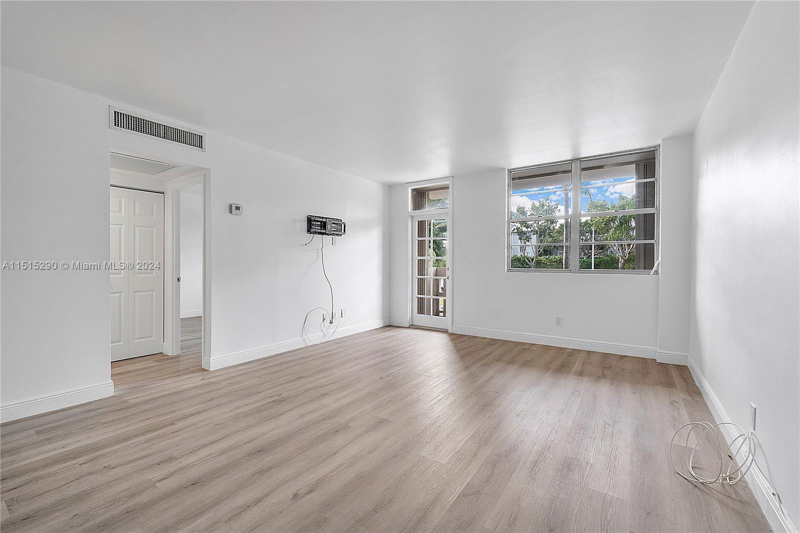 90 Edgewater Dr 123, Coral Gables, Florida 33133, 1 Bedroom Bedrooms, ,1 BathroomBathrooms,Residentiallease,For Rent,90 Edgewater Dr 123,A11515290