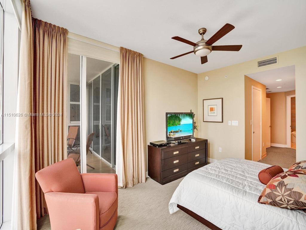 Master Bedroom, balcony access