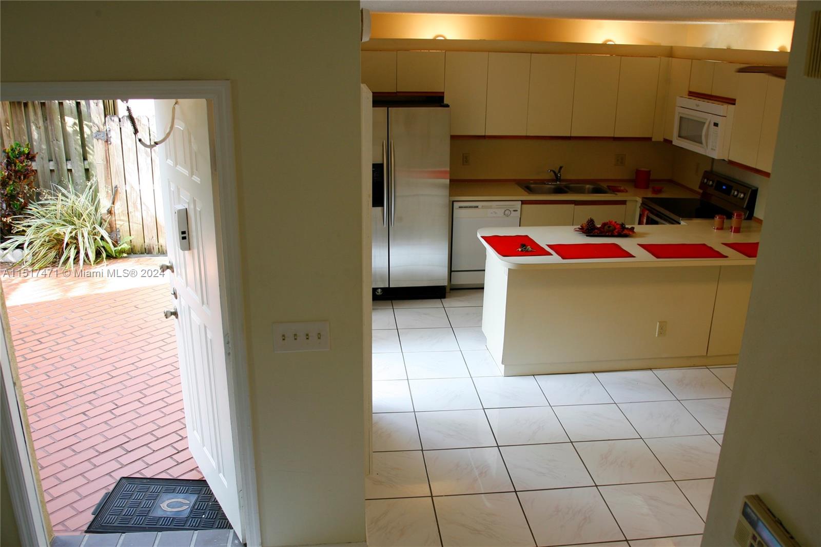 9887 NW 6th Ct, Plantation, Florida 33324, 2 Bedrooms Bedrooms, ,2 BathroomsBathrooms,Residentiallease,For Rent,9887 NW 6th Ct,A11517471