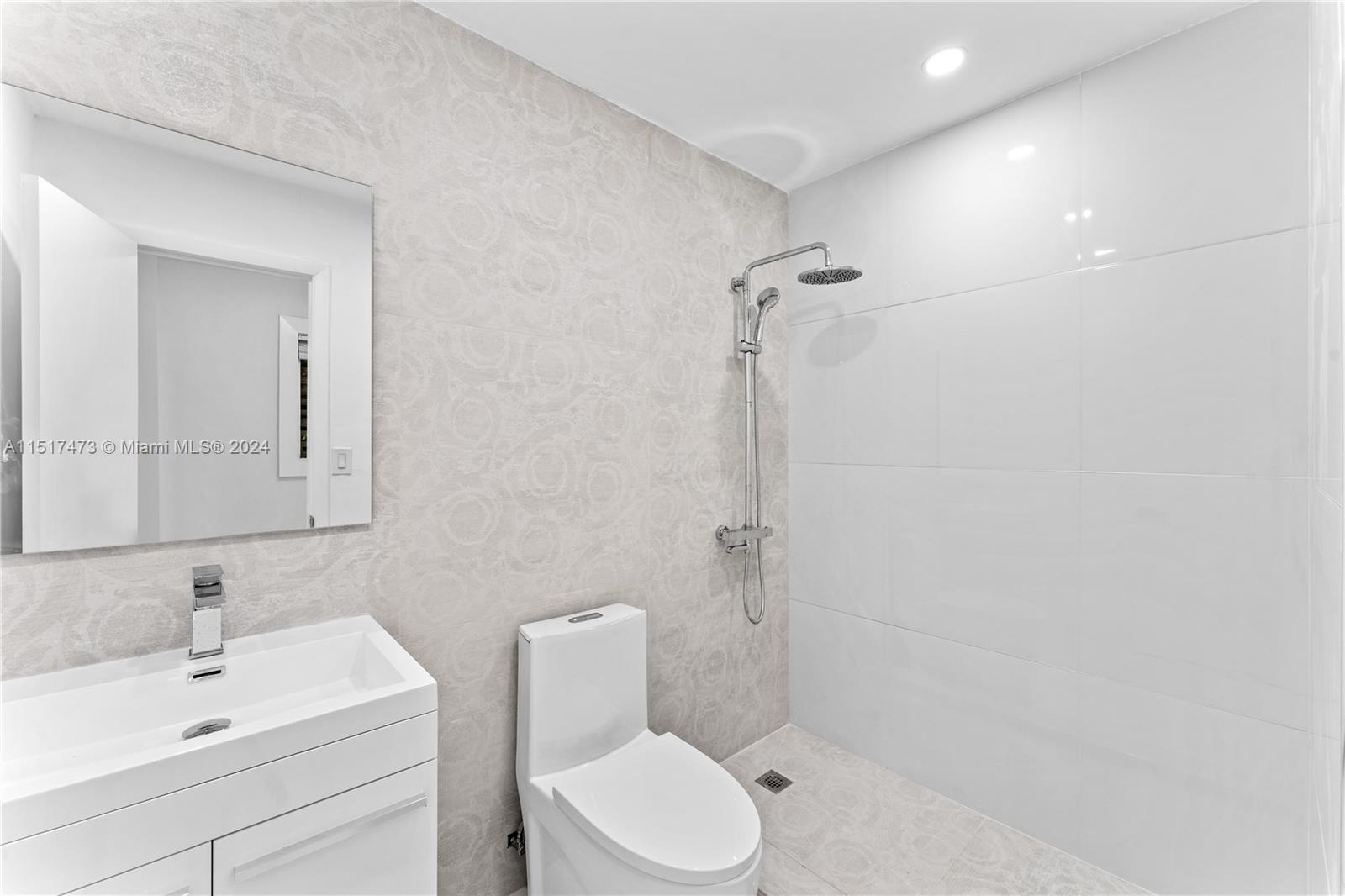842 Meridian Ave 2D, Miami Beach, Florida 33139, 1 Bedroom Bedrooms, ,1 BathroomBathrooms,Residential,For Sale,842 Meridian Ave 2D,A11517473