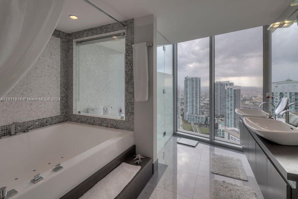 200 Biscayne Blvd Way 4402, Miami, Florida 33131, 2 Bedrooms Bedrooms, ,2 BathroomsBathrooms,Residential,For Sale,200 Biscayne Blvd Way 4402,A11517814