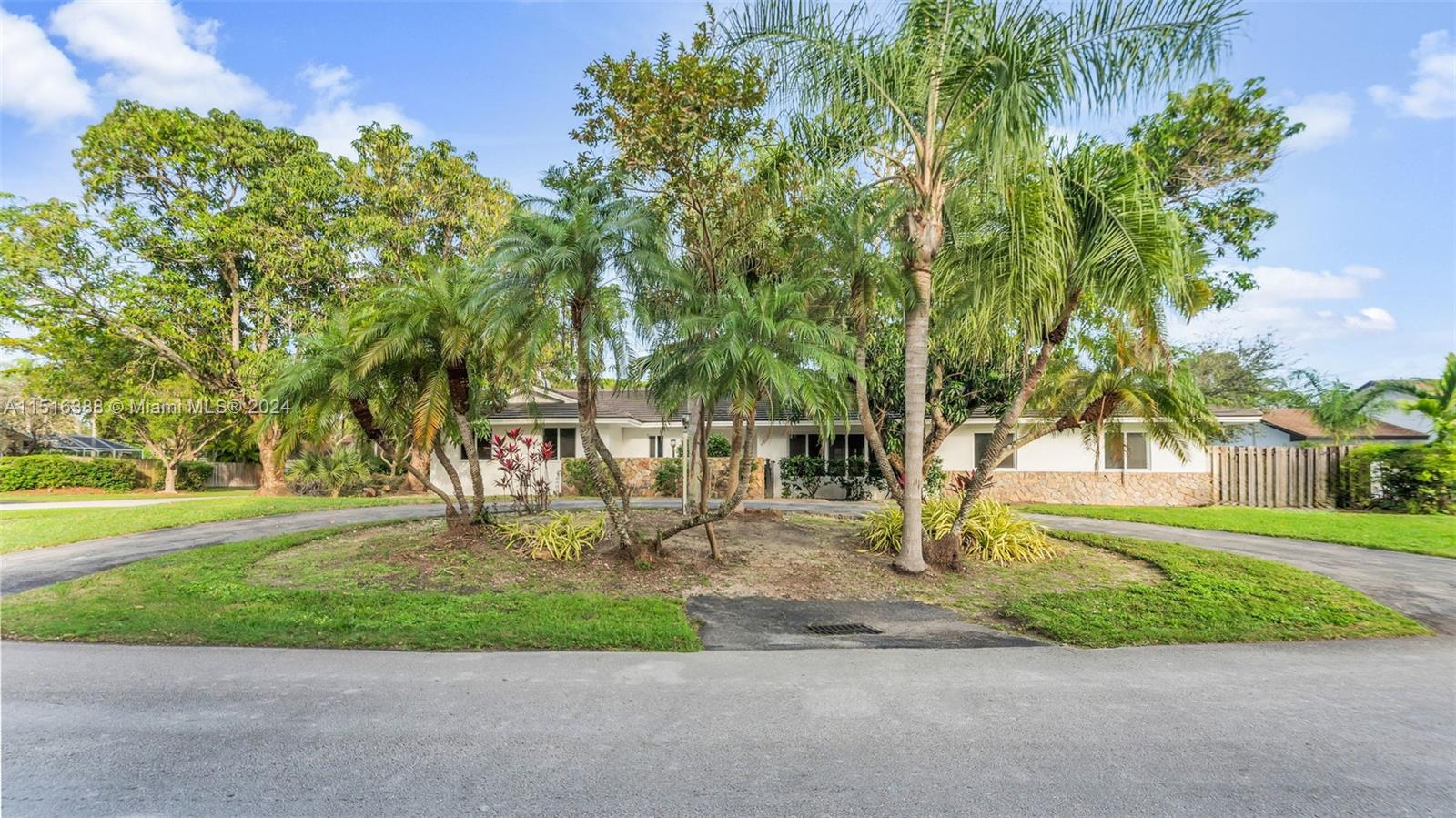 16001 SW 81st Ave  For Sale A11516388, FL