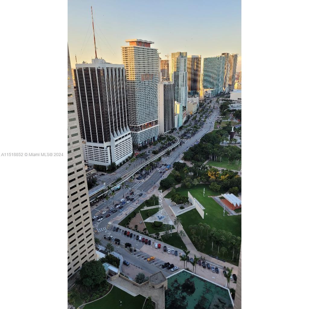 Eagle's nest penthouse at the heart of Downtown, one of a kind escape away from the city high above the clouds!

Built in 2006, consists of two buildings, east and west, and is located right on the waterfront in Downtown Miami, at the gateway of where Downtown meets the Miami River and Biscayne Bay. This landmark location commands panoramic views of Biscayne Bay, the Port of Miami, Brickell Avenue, Downtown Miami, Key Biscayne, and South Beach.

Amenities: 2 state-of-the-art fitness centers, 2 pools, jacuzzi, party room, 24hr valet, concierge, dry cleaning, convenient store, car wash & more. Minutes to Brickell, Bayfront Park, bayside, arena & metro mover. Perfect for an investment, owner occupant, or as second home.