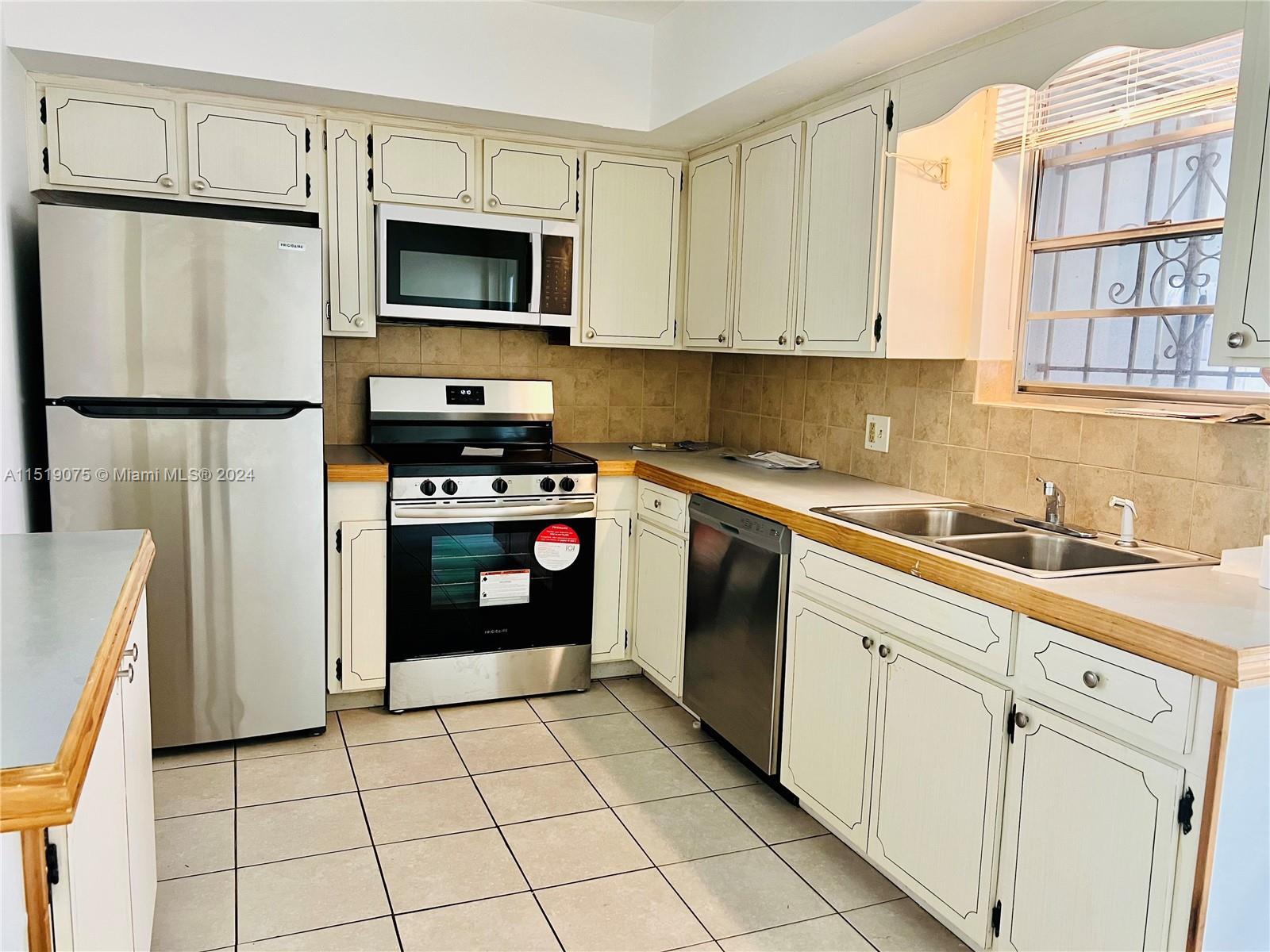 Dania Beach, Florida 33004, 2 Bedrooms Bedrooms, ,2 BathroomsBathrooms,Residentiallease,For Rent,A11519075