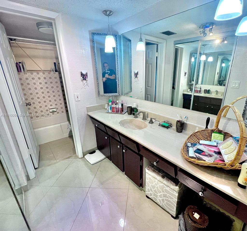 4191 NW 41st St 214, Lauderdale Lakes, Florida 33319, 1 Bedroom Bedrooms, ,1 BathroomBathrooms,Residential,For Sale,4191 NW 41st St 214,A11519206