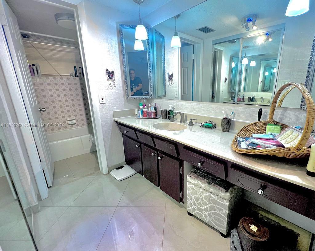 4191 NW 41st St 214, Lauderdale Lakes, Florida 33319, 1 Bedroom Bedrooms, ,1 BathroomBathrooms,Residential,For Sale,4191 NW 41st St 214,A11519206