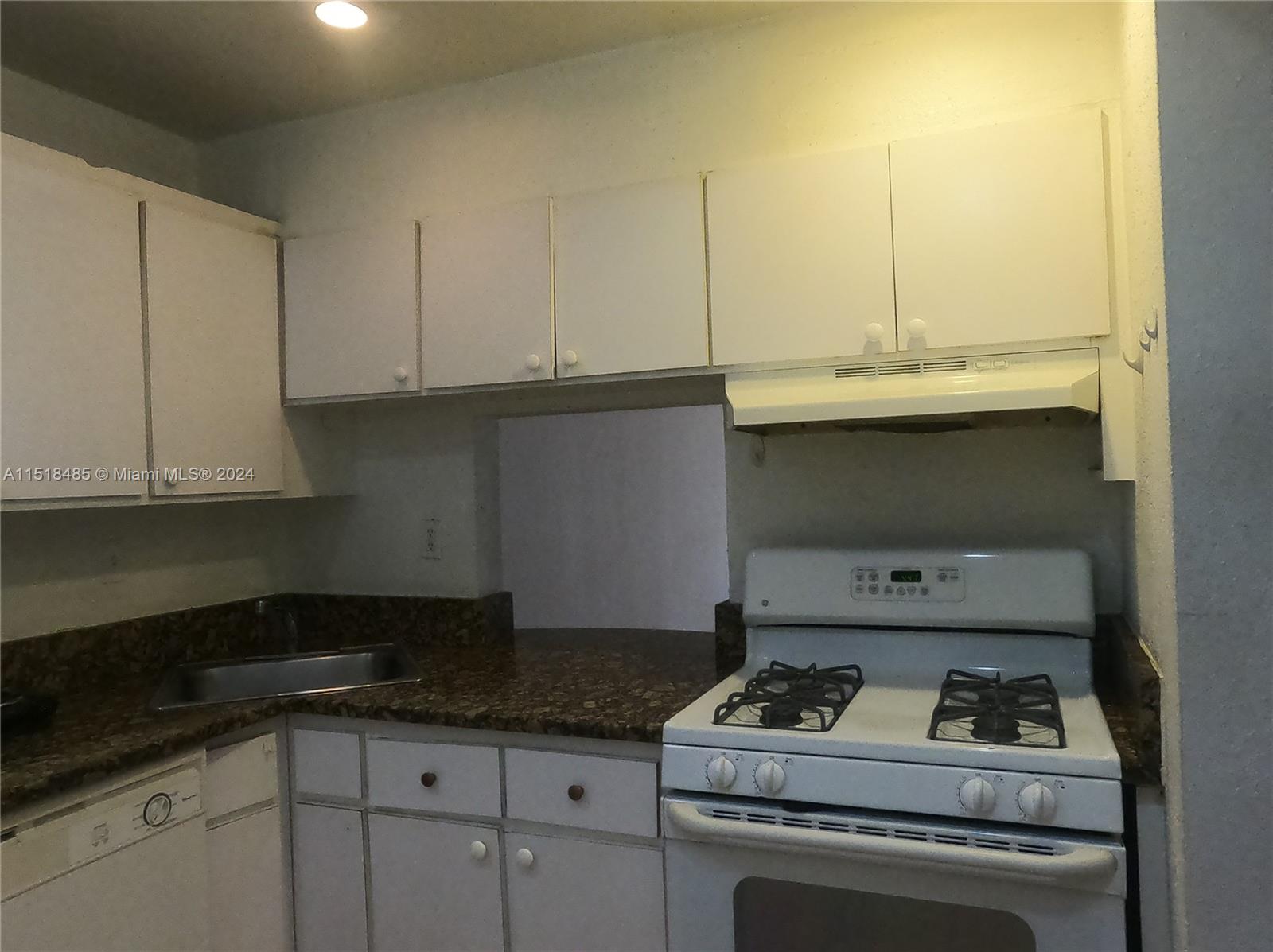 8650 SW 67th ave 1007, Pinecrest, Florida 33156, 1 Bedroom Bedrooms, ,1 BathroomBathrooms,Residentiallease,For Rent,8650 SW 67th ave 1007,A11518485
