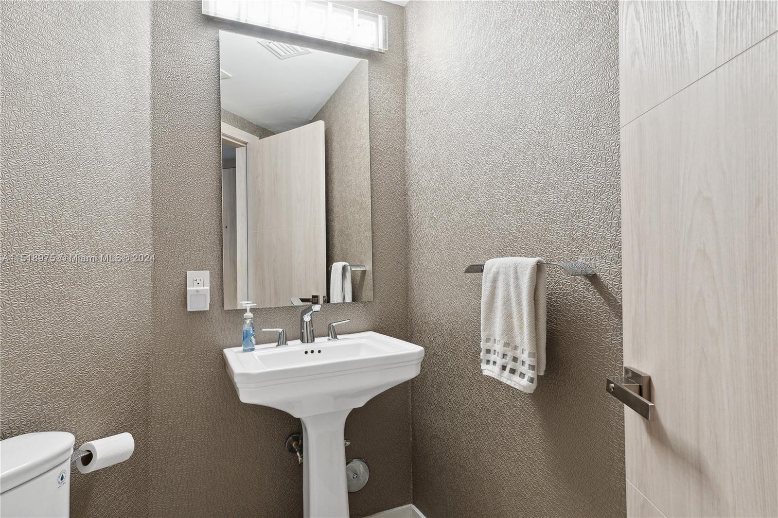1010 SW 2nd Ave LPH03, Miami, Florida 33130, 3 Bedrooms Bedrooms, ,3 BathroomsBathrooms,Residentiallease,For Rent,1010 SW 2nd Ave LPH03,A11518975