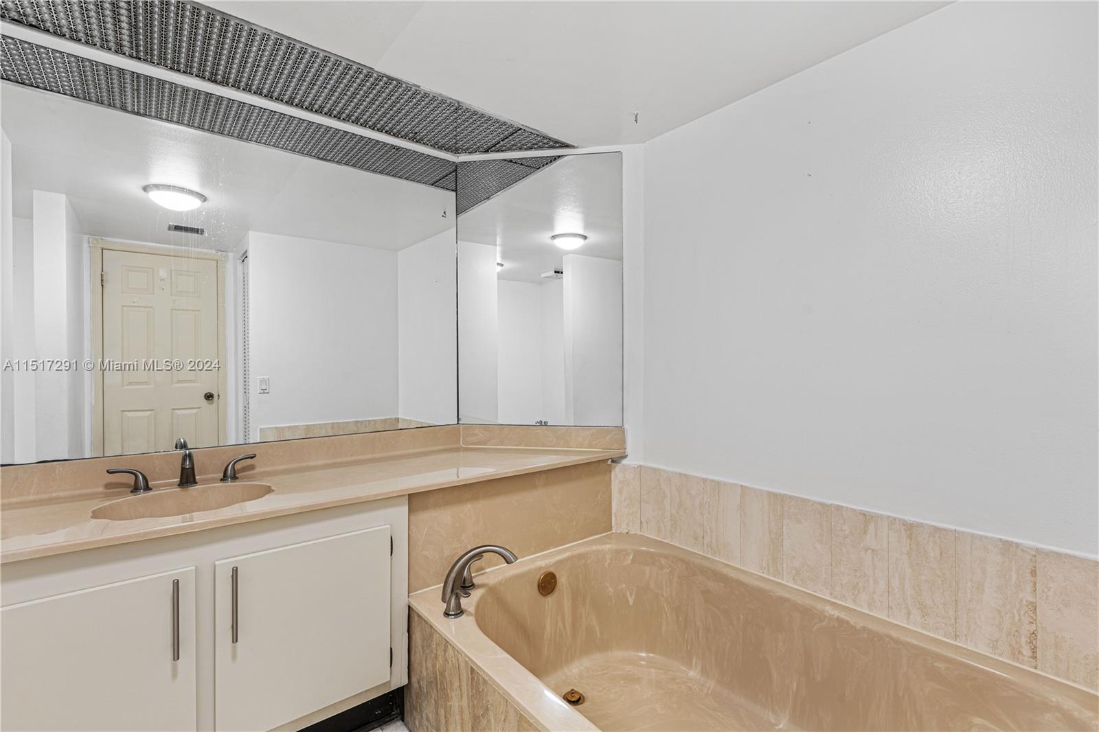 1717 N Bayshore Dr A-1256, Miami, Florida 33132, 3 Bedrooms Bedrooms, ,3 BathroomsBathrooms,Residentiallease,For Rent,1717 N Bayshore Dr A-1256,A11517291