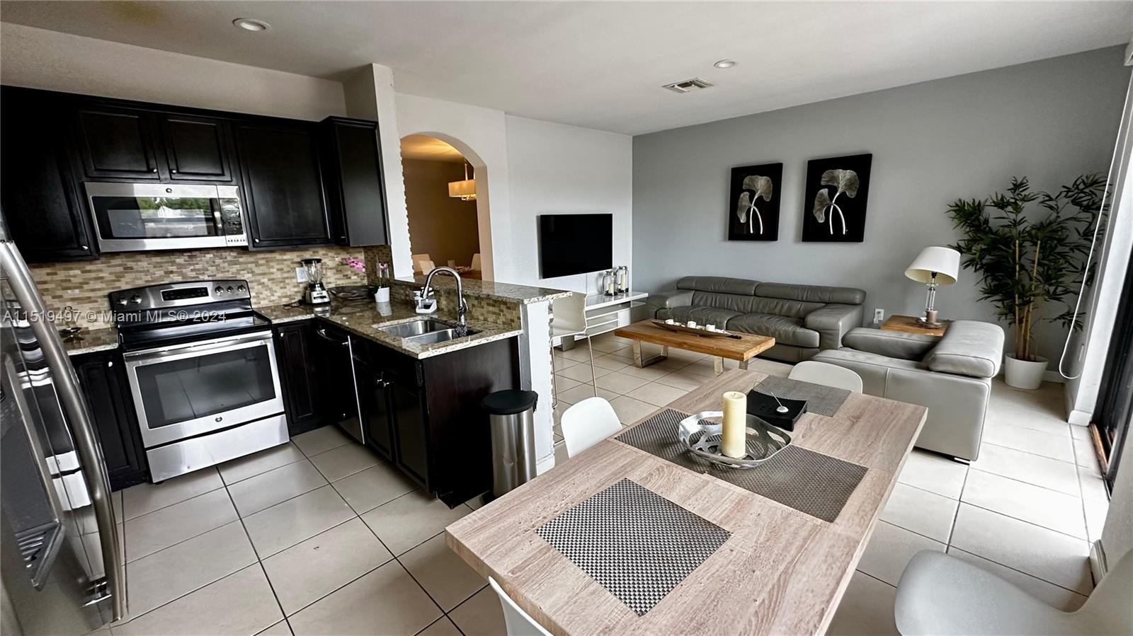 11281 NW 88th Ter, Doral, Florida 33178, 4 Bedrooms Bedrooms, ,2 BathroomsBathrooms,Residentiallease,For Rent,11281 NW 88th Ter,A11519497