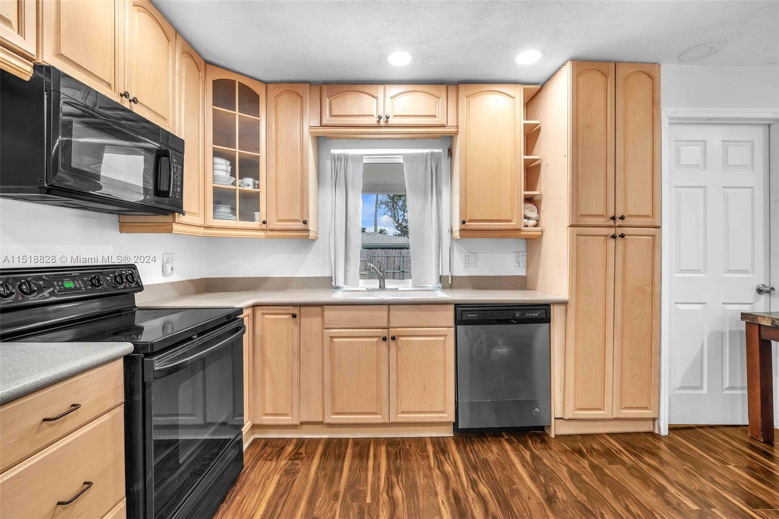 1048 Johnson St, Hollywood, Florida 33019, 5 Bedrooms Bedrooms, ,3 BathroomsBathrooms,Residential,For Sale,1048 Johnson St,A11518828