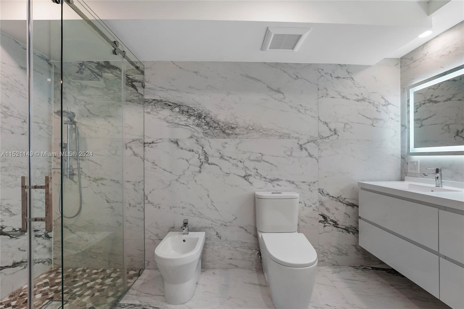 520 Brickell Key Dr A1015, Miami, Florida 33131, 2 Bedrooms Bedrooms, ,2 BathroomsBathrooms,Residential,For Sale,520 Brickell Key Dr A1015,A11521149