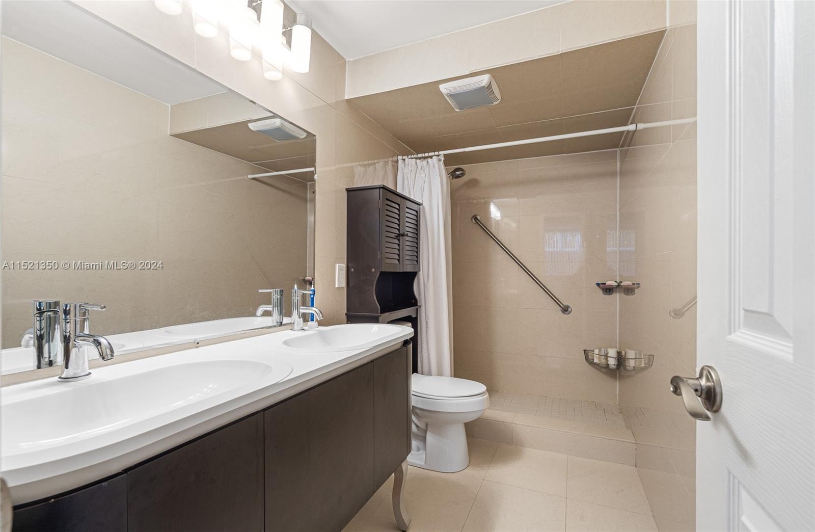 401 NE 14th Ave 104, Hallandale Beach, Florida 33009, 2 Bedrooms Bedrooms, ,2 BathroomsBathrooms,Residential,For Sale,401 NE 14th Ave 104,A11521350